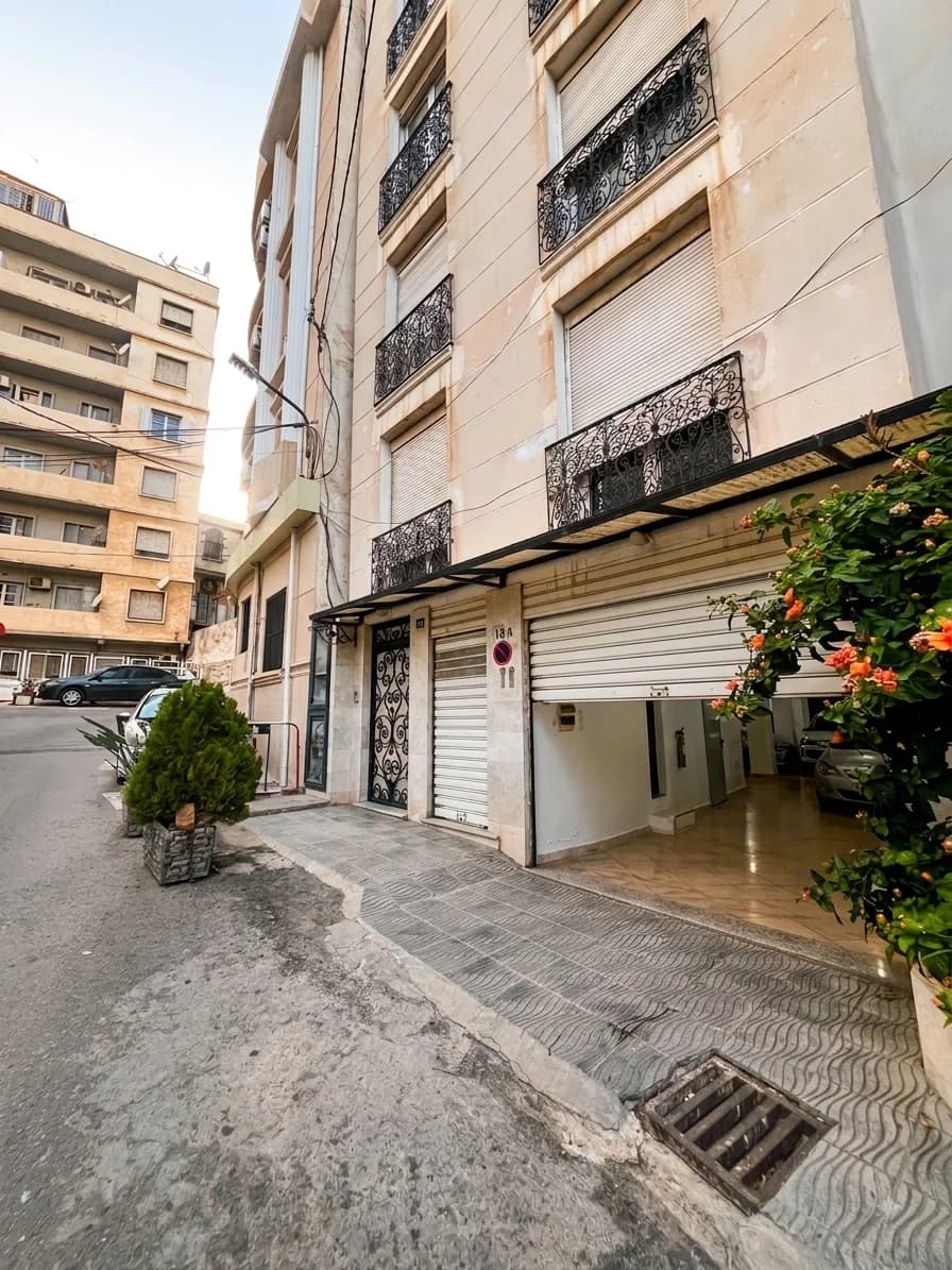Appartement à alger centre, Alger — immeuble R+5 en plein centre historique